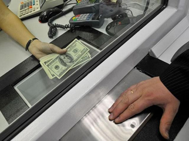 За год украинцы забрали из банков почти треть депозитов