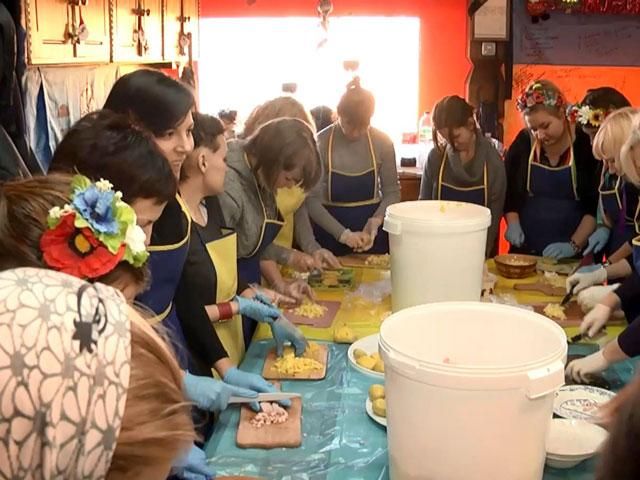 Волонтеры приготовили тонну "Оливье" для бойцов АТО Волонтеры приготовили тонну "Оливье" для бойцов АТО