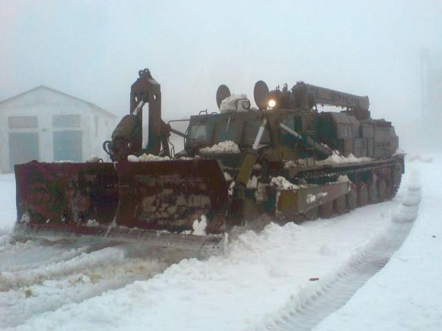 На дорогах Одещини боротись із стихією допомагає військова техніка (Фото)