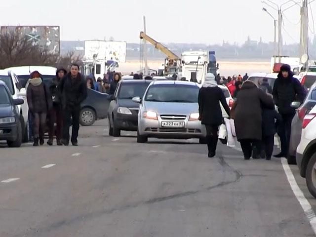 На пішому переході на кордоні з Кримом багатолюдні черги На пішому переході на кордоні з Кримом багатолюдні черги
