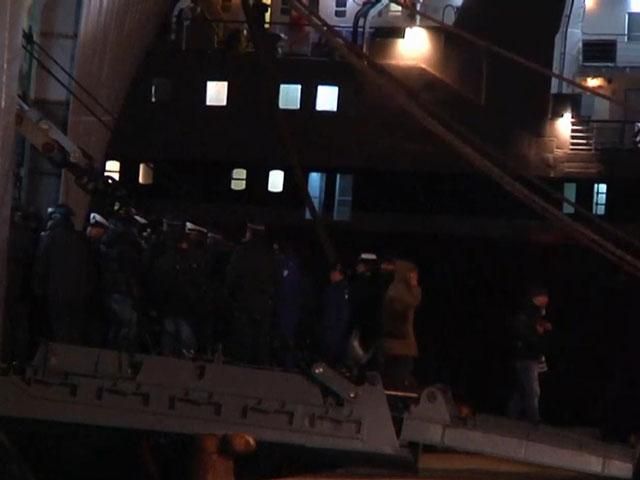 Близько 200 пасажирів зі згорілого порому зійшли на сушу Близько 200 пасажирів зі згорілого порому зійшли на сушу