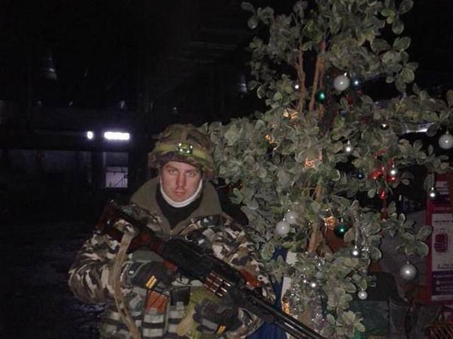 Фото дня: Безстрашні кіборги встановили у донецькому аеропорту ялинку Фото дня: Безстрашні кіборги встановили у донецькому аеропорту ялинку