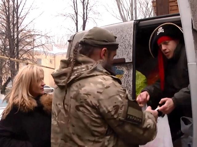 Волонтеры привезли бойцам на передовую "домашний уют" Волонтеры привезли бойцам на передовую "домашний уют"