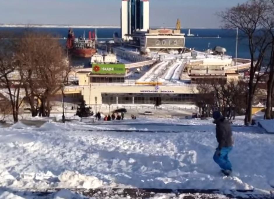 Снігопад перетворив Потьомкінські сходи в Одесі на лижний майданчик