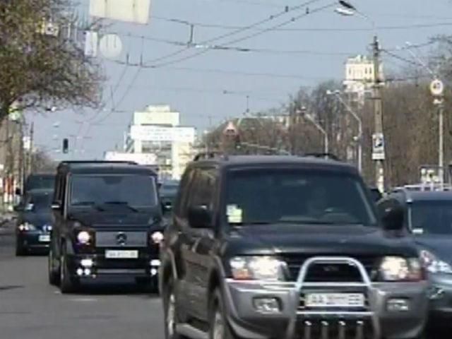 Від сьогодні українські автовласники платитимуть 4 нові податки