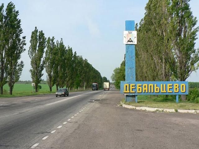 Боевики обстреляли жилые дома в Дебальцевом Боевики обстреляли жилые дома в Дебальцевом