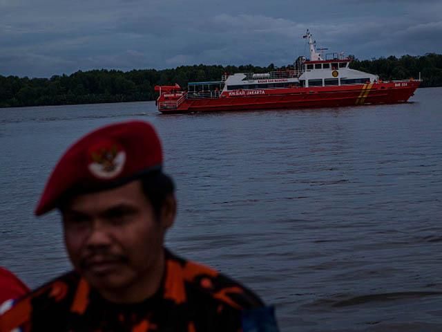 Обломки авиалайнера AirAsia начинают искать под водой Обломки авиалайнера AirAsia начинают искать под водой