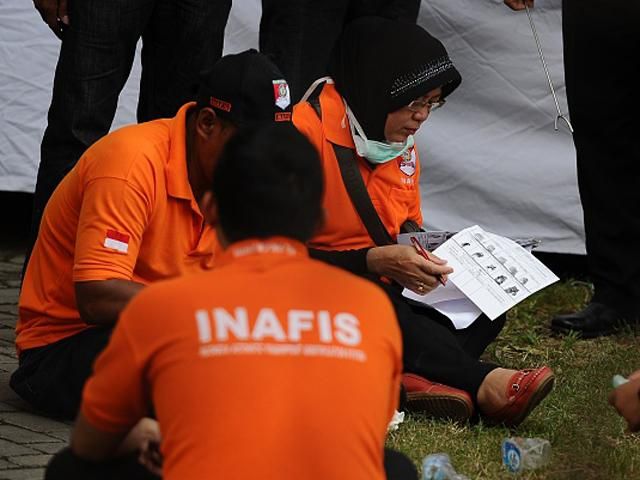 На месте падения аэробуса Air Asia нашли еще 7 тел погибших На месте падения аэробуса Air Asia нашли еще 7 тел погибших