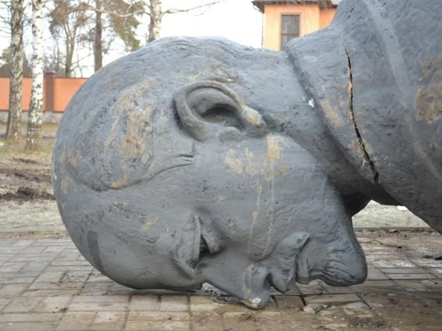 В Одесской области повалили еще одного Ленина (фото)