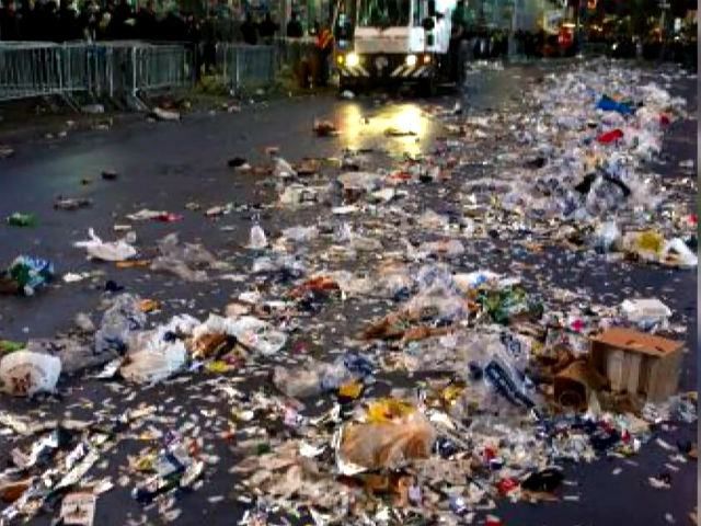 С Таймс-сквер после встречи Нового года вывезли более 50 тонн мусора