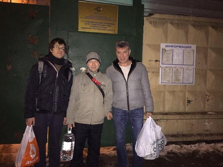 Немцов и россияне навестили украинца, которого арестовали на Манежке