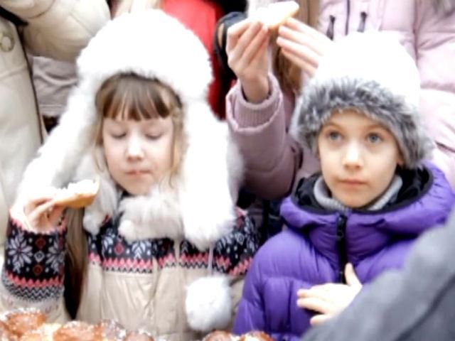 В центре Одессы накрыли праздничный стол для детей-переселенцев