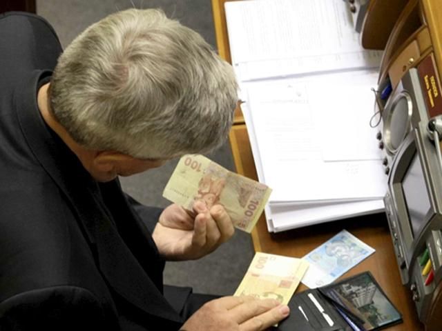 У Раді пояснили, чому депутатам і міністрам не знижуватимуть зарплати У Раді пояснили, чому депутатам і міністрам не знижуватимуть зарплати