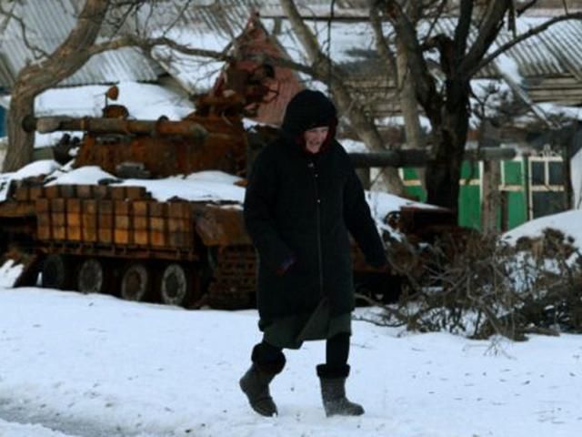 У Пісках місцевих ховають просто на власних подвір'ях У Пісках місцевих ховають просто на власних подвір'ях