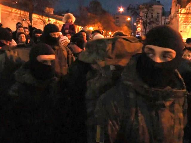 З Михайлівської площі під вигуки "Герої" на Схід провели бійців полку "Азов" 