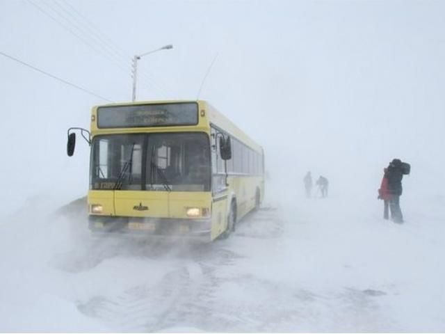 Спасатели в Одесской области освободили из снежной ловушки туристический автобус (Фото)