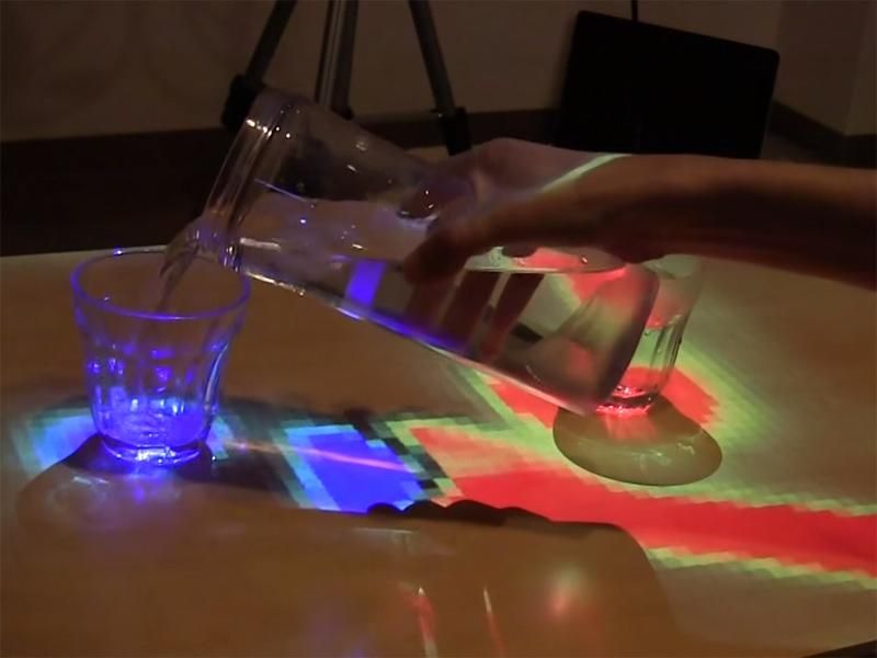 Японец изобрел стол, показывающий температуру блюд Японец изобрел стол, показывающий температуру блюд