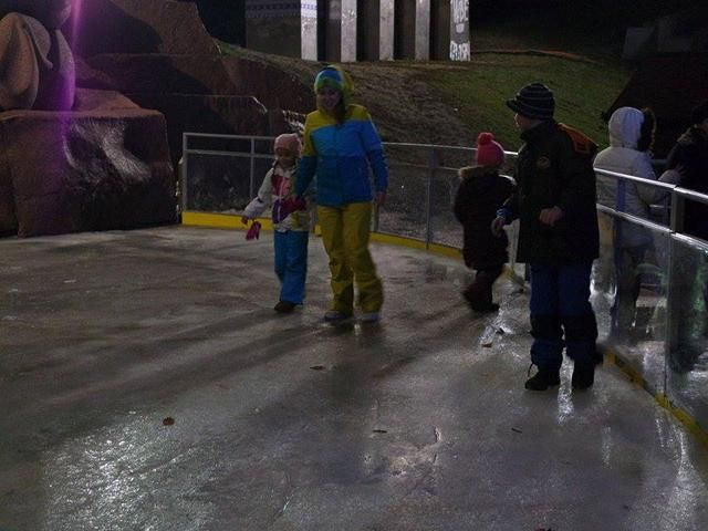 У Києві розтанула ковзанка під Аркою дружби народів У Києві розтанула ковзанка під Аркою дружби народів