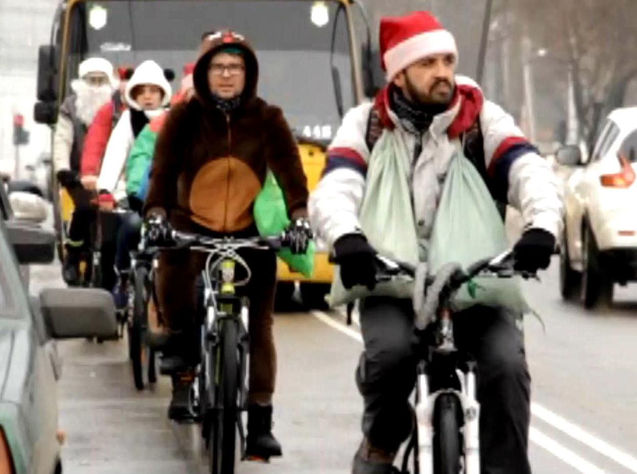 В Одесі відбувся веломарафон за участі Дідів Морозів та казкових персонажів В Одесі відбувся веломарафон за участі Дідів Морозів та казкових персонажів