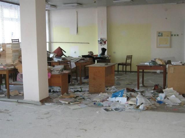 Разбитые окна и кучи мусора: то,  что осталось от научной библиотеки в Луганске (Фото)