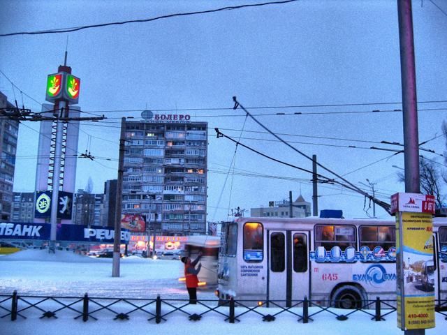 В Кривом Роге активисты высыпали снег с нерасчищенных улиц под дом мэра