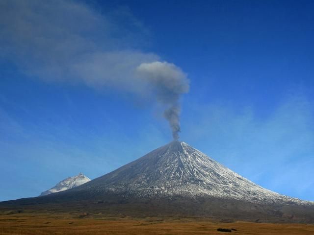 Вулкан на Камчатке выбросил в воздух столб пепла на высоту 6 км