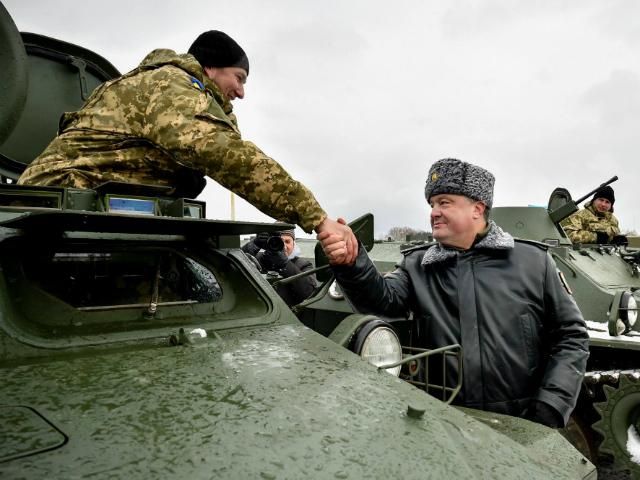 Порошенко наградил 25 военных за мужество и героизм
