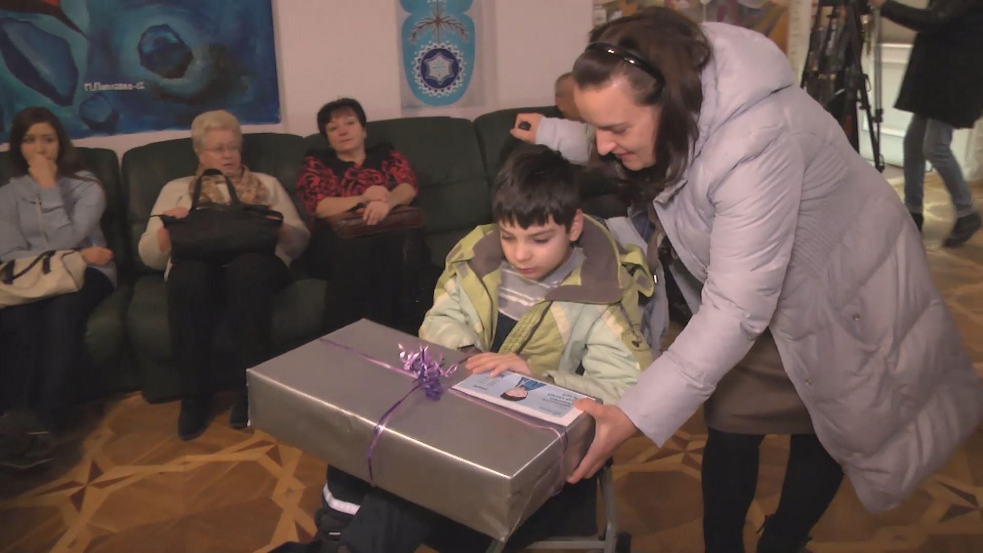 Для особых детей устроили праздник и привезли подарки из Германии