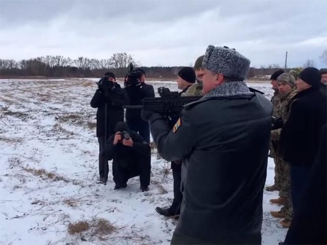 Порошенко постріляв з автомата разом з військовими (Відео)