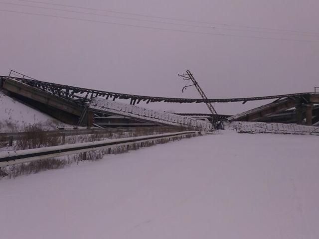 Военные возобновили движение по трассе Славянск-Донецк-Мариуполь Военные возобновили движение по трассе Славянск-Донецк-Мариуполь