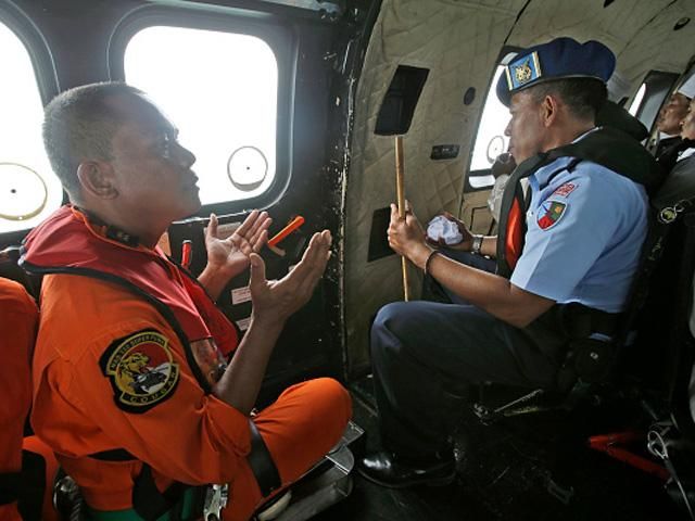 Спасатели-дайверы нашли хвостовую часть авиалайнера AirAsia