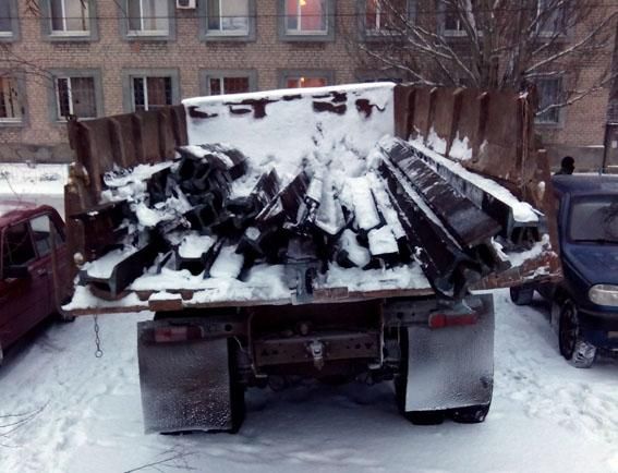 В Донецкой области задержали преступников, которые разбирали железнодорожные пути В Донецкой области задержали преступников, которые разбирали железнодорожные пути