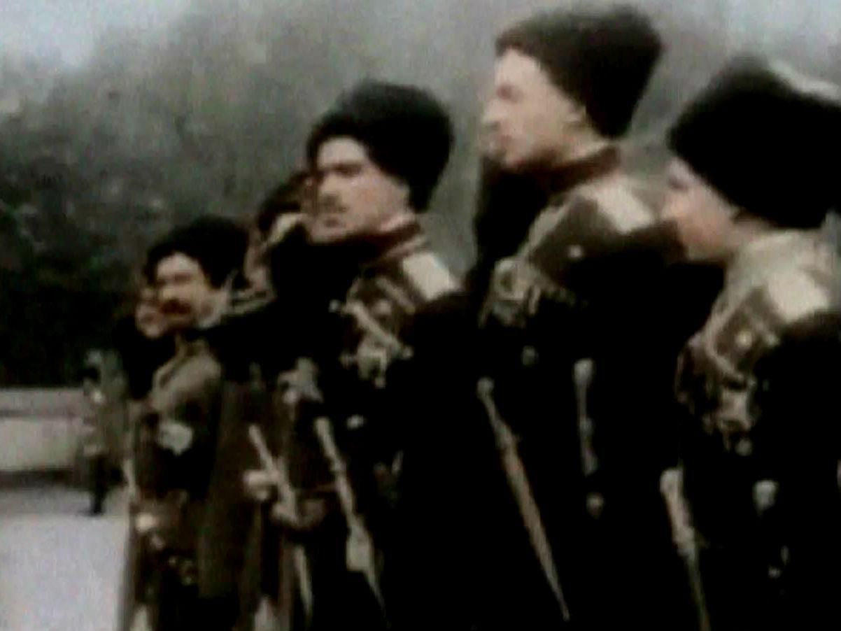 День в історії. Розстріляні мирні робітники, які несли петицію царю День в історії. Розстріляні мирні робітники, які несли петицію царю