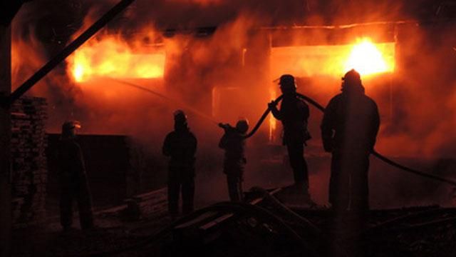 Крупный пожар в Киеве: 2 тысячи квадратных метров в огне