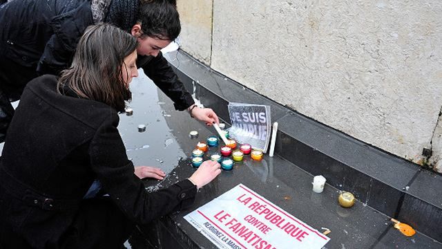 Французи взялися за руки, щоб вшанувати пам'ять жертв теракту в Charlie Hebdo