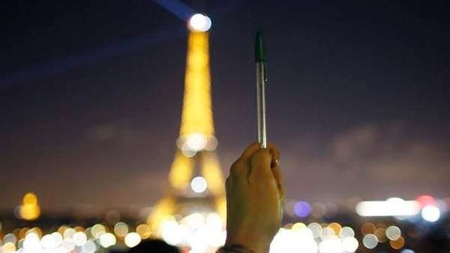Франция в трауре: на Эйфелевой башни погасли огни