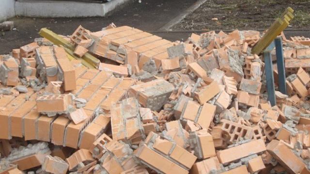 На Львівщині в п'ятиповерхівці обвалилася стіна На Львівщині в п'ятиповерхівці обвалилася стіна