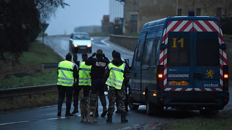 В результаті перестрілки під Парижем загинуло двоє людей