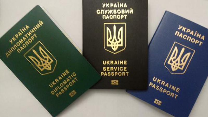 Биометрические паспорта будут выдавать уже с 12 января, — Яценюк