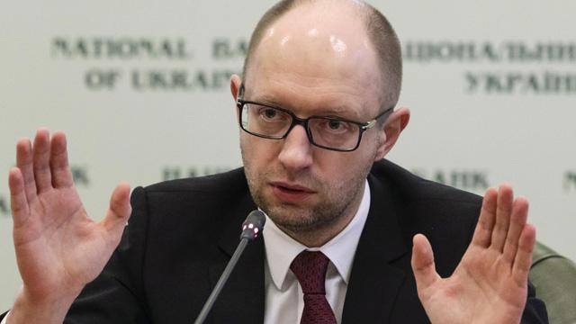 Яценюк говорит, что вынужден брать кредиты, чтобы отдавать долги Януковича