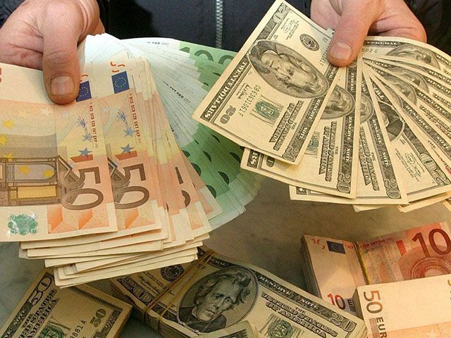 Долар та євро подешевшали, — курси валют від Нацбанку
