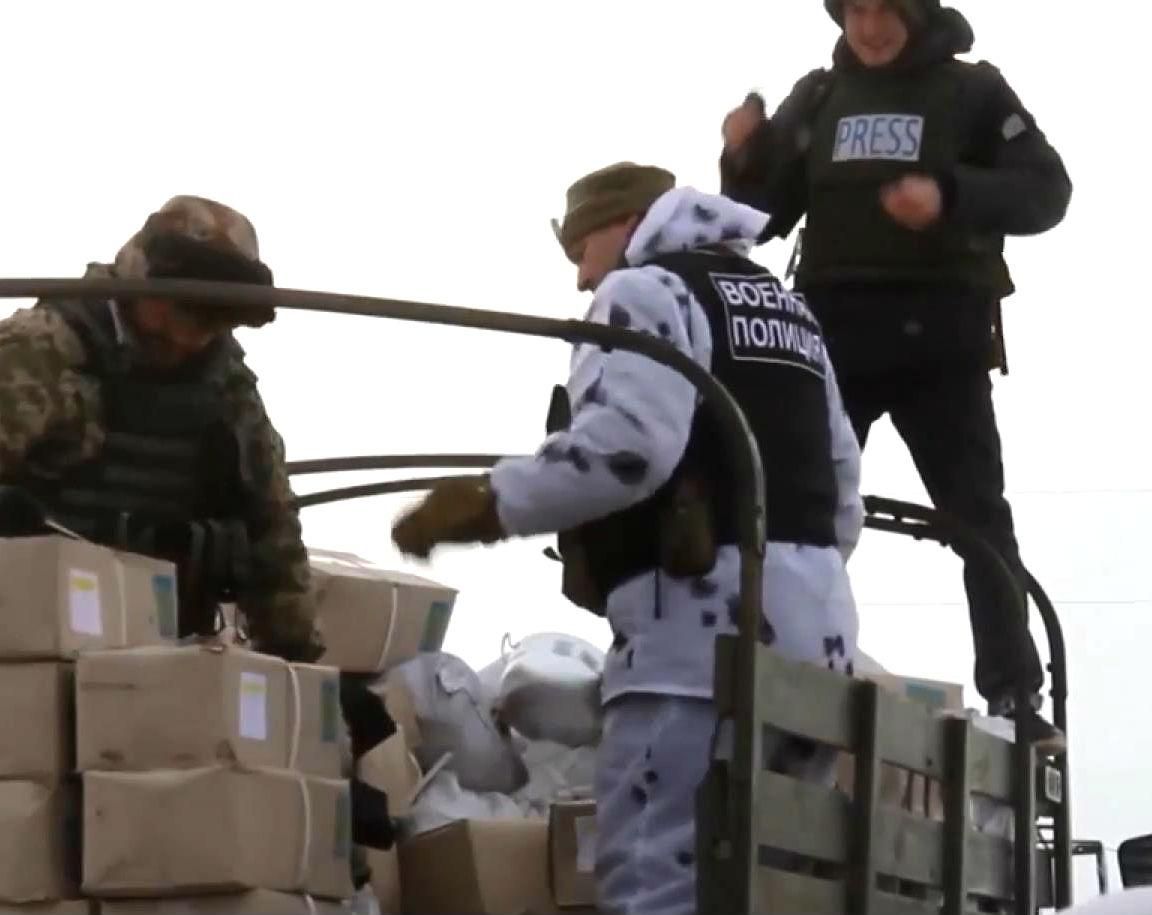 Терористи у формі "ДНР" обшукали українських військових