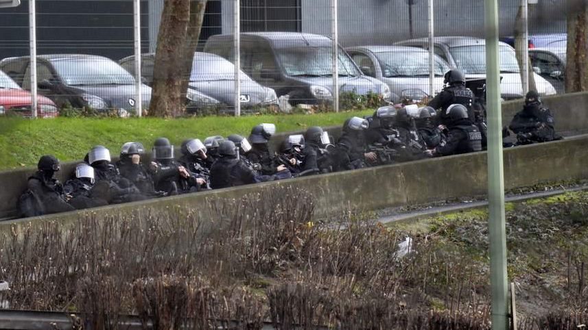Спецназ готується  визволяти заручників, узятих нападниками на Сharlie Hebdo (Трансляція)