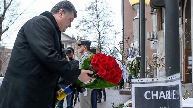 Порошенко почтил жертв террористического нападения на "Charlie Hebdo" Порошенко почтил жертв террористического нападения на "Charlie Hebdo"