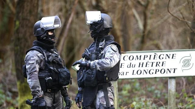 Террорист, взявший заложников в Париже, требует свободы для братьев Куаши