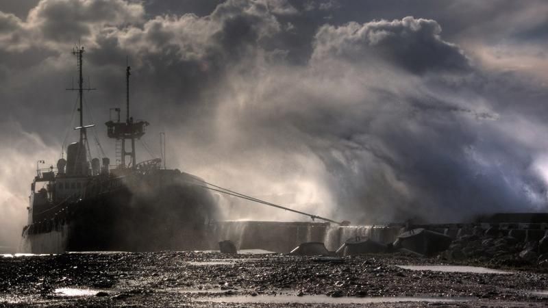 Керченскую переправу закрыли из-за шторма, в очередях - более 300 авто Керченскую переправу закрыли из-за шторма, в очередях - более 300 авто