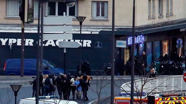 Появилось видео штурма парижского магазина