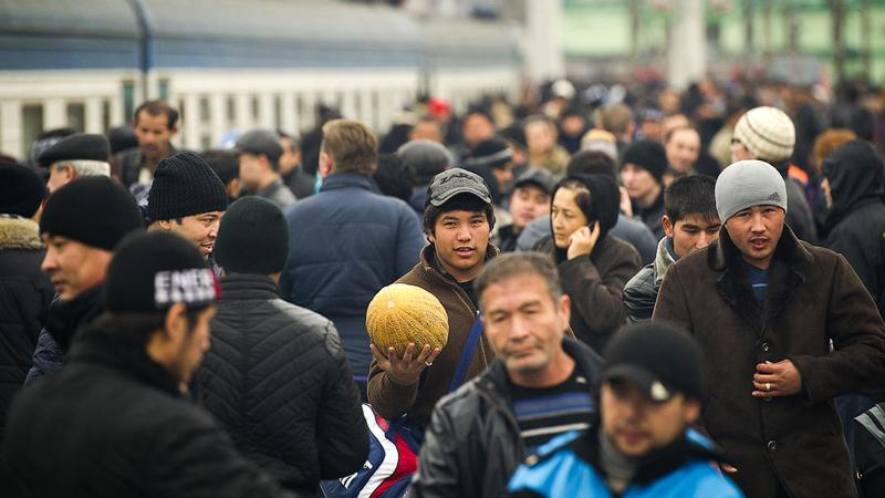 Около 2 млн мигрантов могут потерять право на въезд в Россию