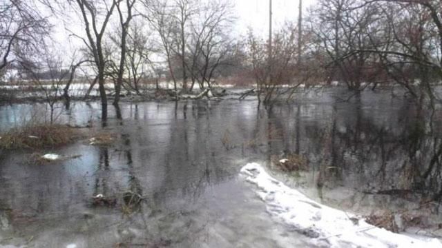 У Зугресі пошкоджено дамбу: місцеві будинки затопило