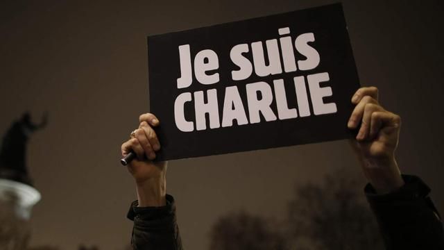 Тисячі французів вийшли на вулиці, щоб вшанувати пам'ять жертв терористичних нападів Тисячі французів вийшли на вулиці, щоб вшанувати пам'ять жертв терористичних нападів